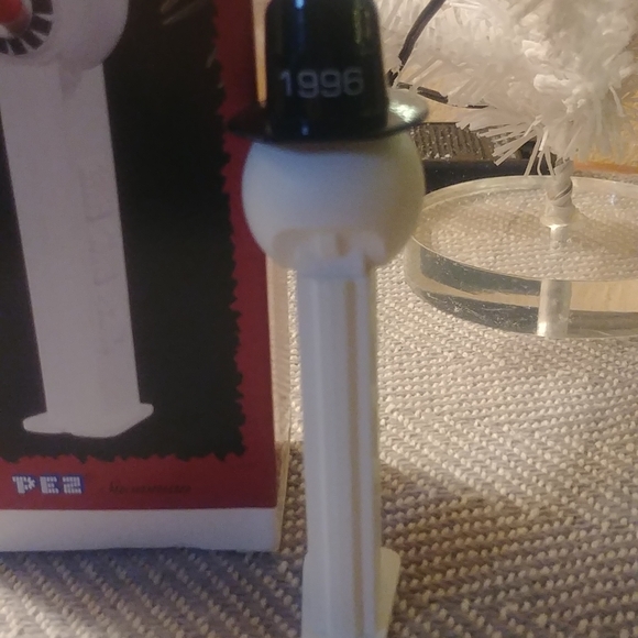 Hallmark 1996 Pez Snowman Ornament - Picture 4 of 4